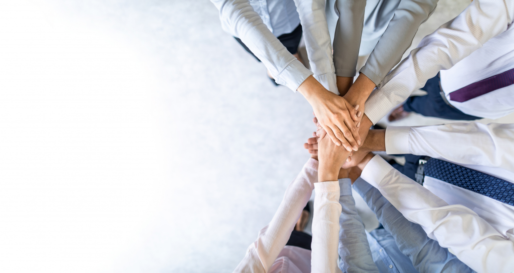 Stack of hands. Unity and teamwork concept. Gruppe von Geschäftsleuten legt die Hände zusammen als Zeichen von Teamgeist